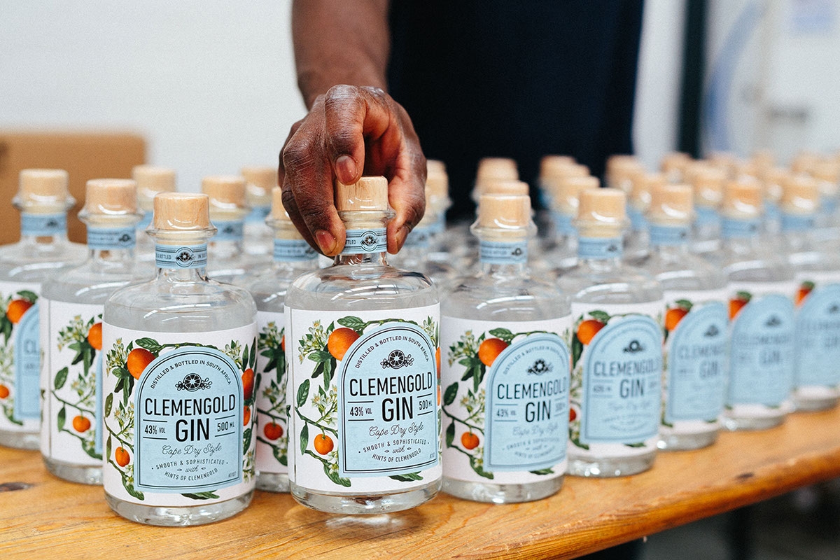 經典海角干燥風格，淡淡的柑橘味白酒包裝設計