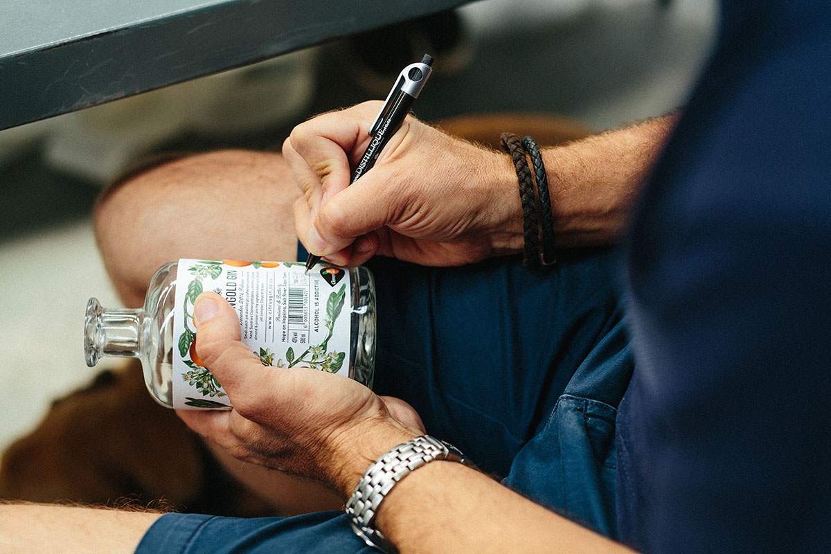 經典海角干燥風格，淡淡的柑橘味白酒包裝設計