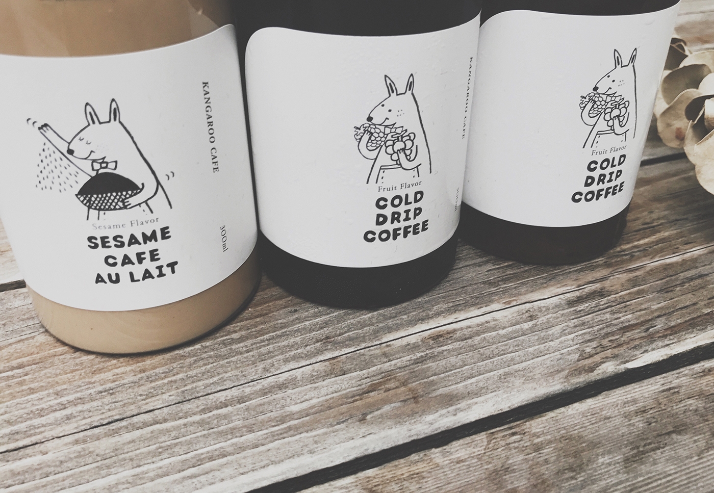 黑巧克力、水果風味、芝麻歐蕾三種不同的咖啡包裝設計