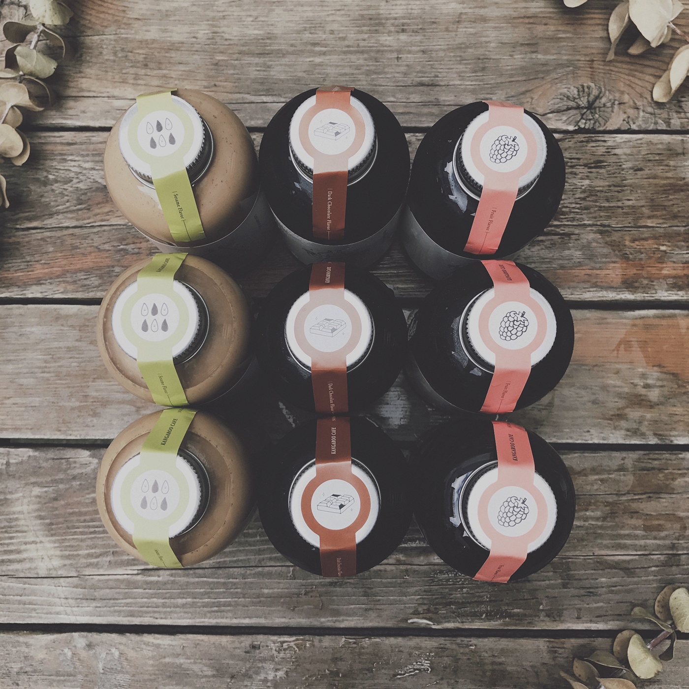 黑巧克力、水果風味、芝麻歐蕾三種不同的咖啡包裝設計